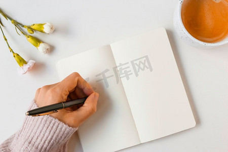 妇女写作与笔空白页反对白色背景