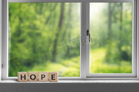 希望的标志在窗台与看法到绿色森林在阳光下