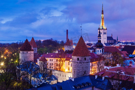 塔林中世纪古城夜景中的鸟瞰，爱沙尼亚。塔林中世纪古城，爱沙尼亚