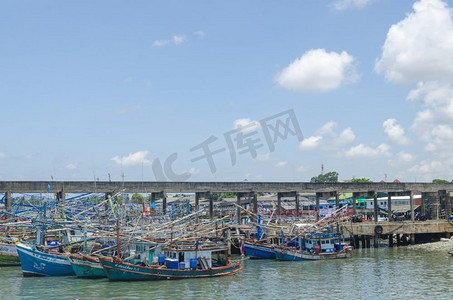 Rayong，泰国—1月2日—未识别渔船与身份不明的旅客乘客划船在海洋在罗勇，泰国在2016年1月2日