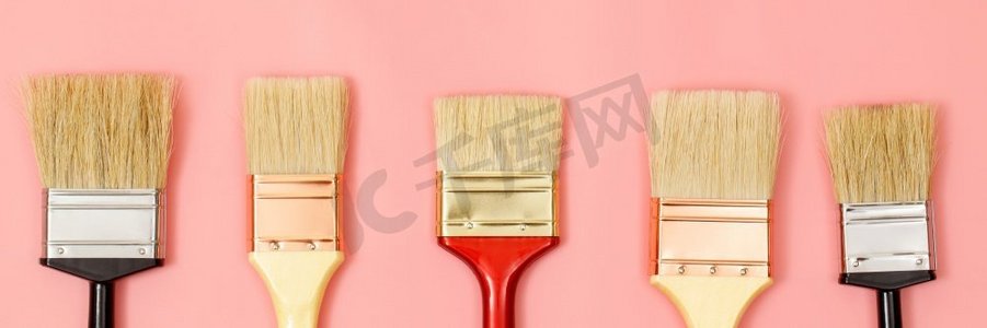 油漆刷在粉红色的背景，如何选择完美的家庭油漆颜色和有益健康