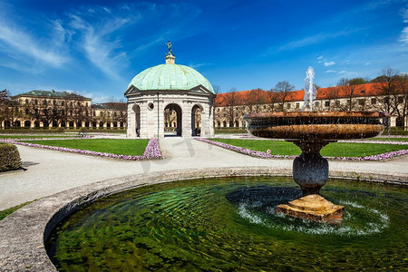 喷泉和亭子在Hofgarten。慕尼黑，巴伐利亚，德国。喷泉和亭子在霍夫花园，慕尼黑