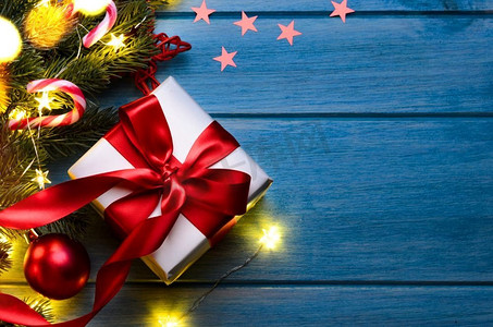 粮油日用摄影照片_圣诞或新年礼物，晚上在蓝色的桌子上放上节日用的冷杉树。圣诞或新年礼物