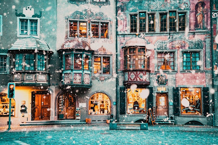 在风景如画的瑞士村庄Stein am Rhein晚上下雪