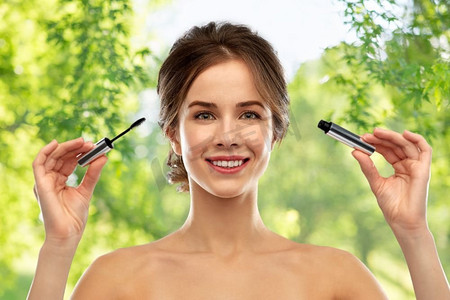 美容，弥补和化妆品概念—微笑的年轻妇女有睫毛膏在绿色自然背景女人用睫毛膏应用化妆
