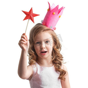 美丽的小糖果公主女孩在皇冠持有星形的魔杖和许愿。糖果公主女孩与魔杖