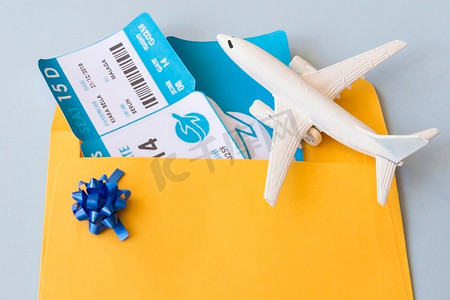 玩具飞机附近的机票公文箱。高分辨率照片。玩具飞机附近的机票公文箱。高质量照片