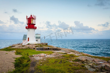 历史悠久的红白灯塔位于挪威南部多岩石海岸的边缘，林德恩FYR灯塔。挪威的Lindesnes灯塔