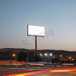 海报户外运动摄影照片_空白广告牌照亮高速公路之夜