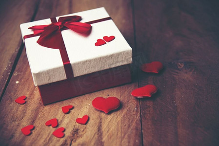红色的的心摄影照片_情人节情人节礼盒，情人节爱情概念S