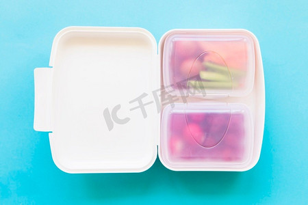 塑料餐盒，内装食物