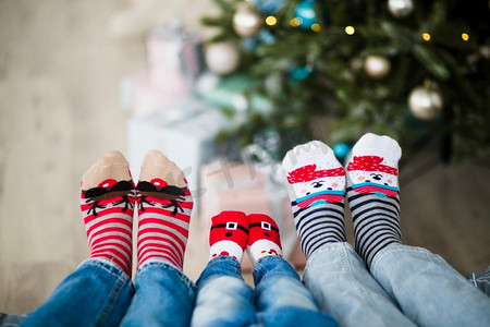 袜子摄影照片_穿着冬天袜子的家庭高分辨率照片。穿着冬天袜子的家庭高品质的照片