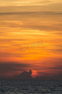 日落落在泰国佩查布里河的海湖上。