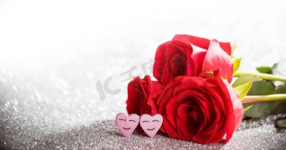 玫瑰花和心形在银色发光的波克心形背景下情人节。玫瑰和红心