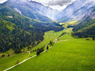 春天在奥地利旅行绿色的田野和草地在阿尔卑斯山。高山乡村的道路。 