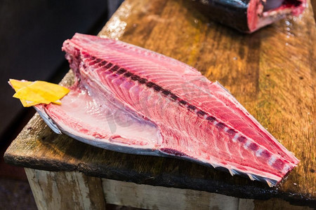 海鲜，销售和食品概念—日本街市新鲜金枪鱼。日本街市新鲜金枪鱼