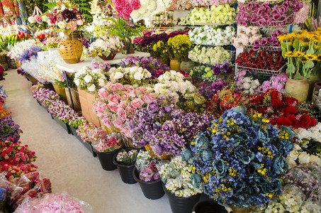 漂亮装饰摄影照片_市场上花店里的五颜六色的鲜花