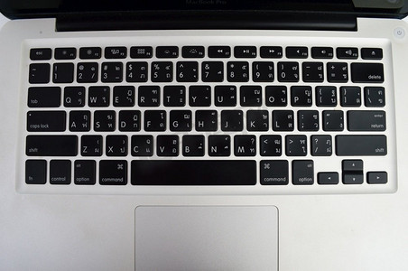 关闭笔记本电脑键盘与泰国英语的现代笔记本电脑