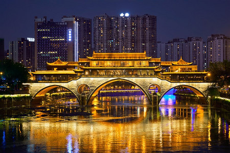 著名地标成都-安顺锦江大桥在夜间点亮，四川成都市，中国。晚上的安顺桥，成都，中国