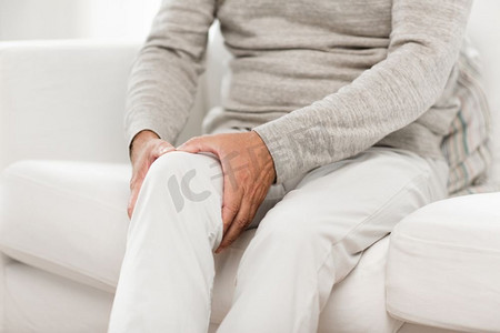 人，保健和问题概念—老年人膝盖疼痛的特写。近摄老年人遭受膝盖疼痛