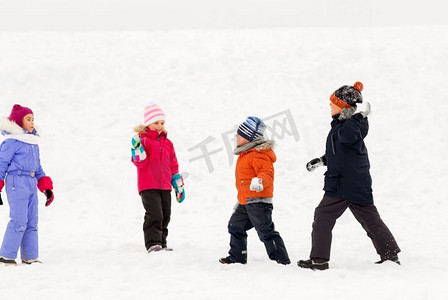 童年、休闲和季节概念-一群穿着冬装的快乐小朋友在户外玩耍。冬天快乐的小孩子们在户外玩耍