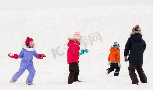 童年、休闲和季节概念-一群穿着冬装的快乐小朋友在户外玩耍。冬天快乐的小孩子们在户外玩耍