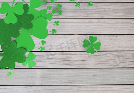 财富，运气和圣帕特里克节概念—绿色纸三叶草在灰色木板背景绿色纸三叶草在木背景