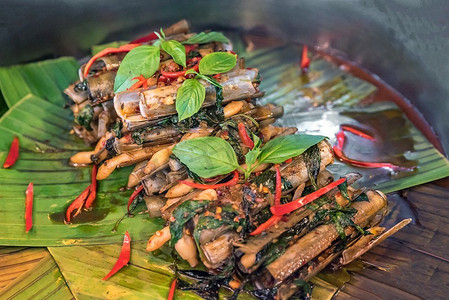 热菜自助摄影照片_蛤蜊剃刀壳用酱和罗勒搅拌