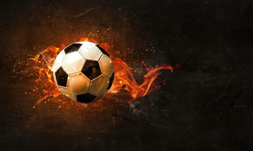 火焰足球摄影照片_火中球足球比赛的概念。混合媒体。足球着火了