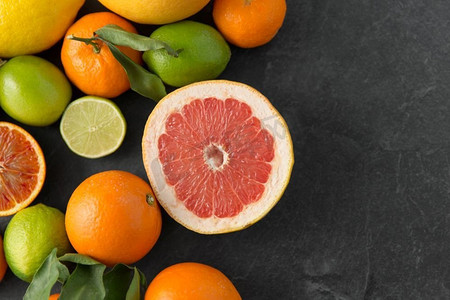 食物，健康饮食和素食概念—关闭柑橘水果在石桌上。关闭柑橘水果在石桌
