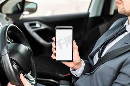 近距离商家驾驶汽车展示白色显示屏手机
