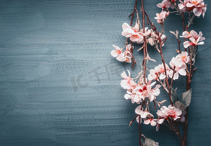 装饰性人造春花，深蓝色背景，俯视，边框