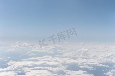 从飞机上看到的白云。高分辨率和高质量的美丽照片。从飞机上看到的白云。高画质美照理念