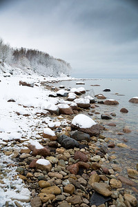 冬天的波罗的海。水为背景的雪