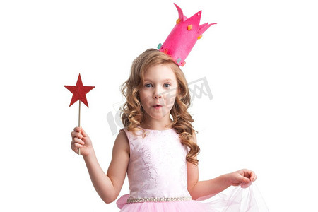美丽的小糖果公主女孩在皇冠持有星形的魔杖和许愿。糖果公主女孩与魔杖