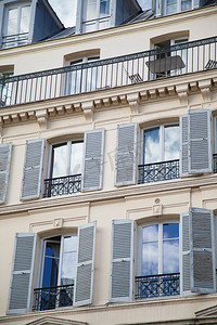 巴黎老房子的窗户。法国，欧洲。巴黎老房子的窗户。
