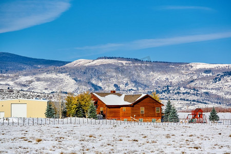季节变化，屋顶上的第一场雪。美国科罗拉多州落基山脉 