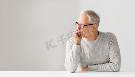老年、问题与人的观念——戴眼镜的老年人思维特写。特写镜头的高级男子在眼镜思考