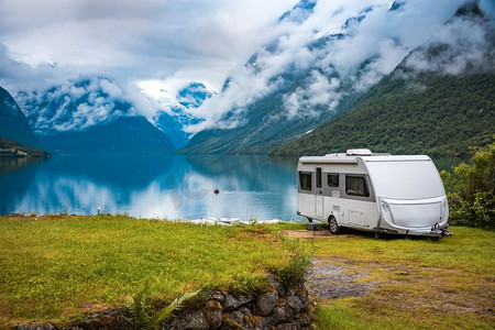 家庭度假摄影照片_家庭度假旅行房车，度假旅行在汽车之家，大篷车度假。挪威自然风光秀丽。