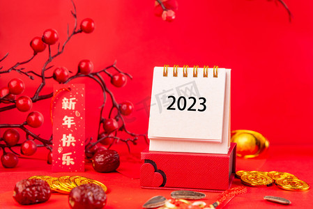 福背景摄影照片_2023新年台历红色背景摆放