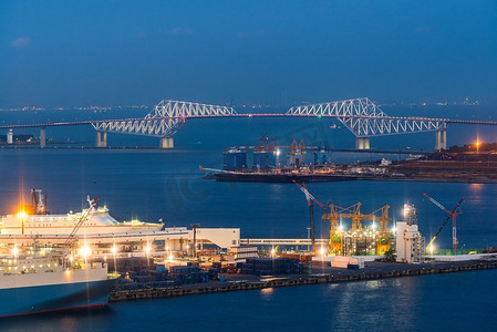 东京工业港口在与东京门桥梁的东京海湾在背景，日本.