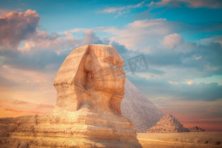 埃及吉萨大金字塔的图像。