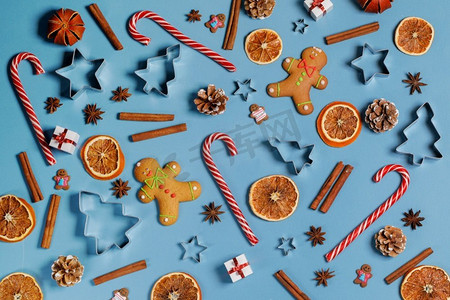 圣诞食品背景。姜饼饼干，糖果手杖，香料和装饰品的蓝色。圣诞食品背景