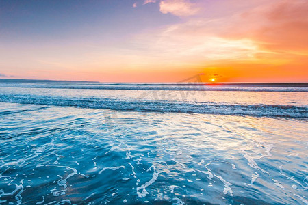 波巴摄影照片_在印度尼西亚巴厘岛的辐射五颜六色的海滩日落。阳光海滩日落