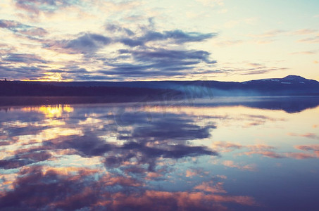 阿拉斯加海湾摄影照片_阿拉斯加苔原的宁静湖