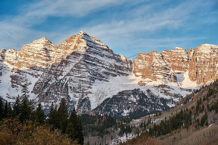 在日出的雪的栗色钟声山在科罗拉多落基山脉，美国。 