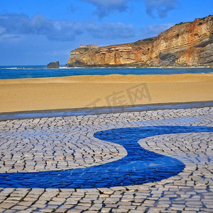 假期ing摄影照片_葡萄牙纳扎尔美丽的海滩瓷砖作品。