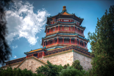 颐和园是北京郊区皇帝的避暑行宫。颐和园