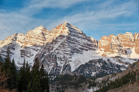 在日出的雪的栗色钟声山在科罗拉多落基山脉，美国。 
