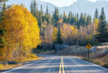赛季摄影照片_在美国科罗拉多州秋天的高速公路。.公路在秋天晴天在落基山国家公园。USA. 